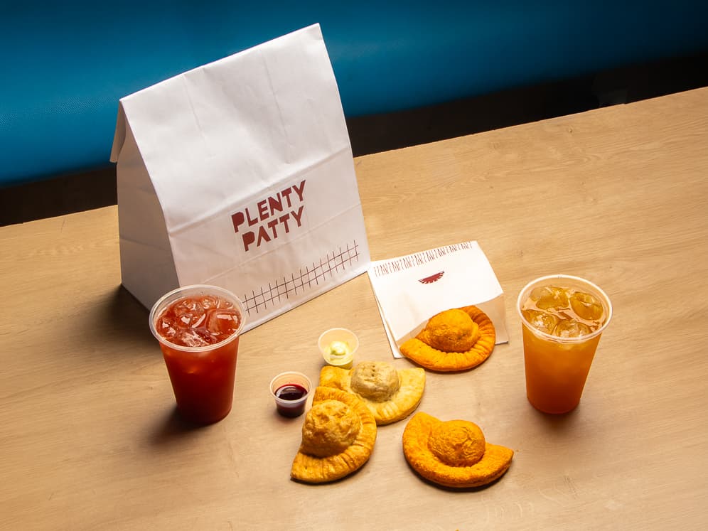 4 Plenty Patties con 2 bebidas
